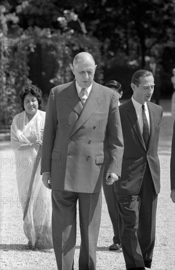 Charles de Gaulle dans les jardins du Palais de l'Elysée, 1960
