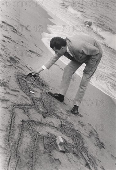 Bernard Buffet dessinant sur le sable