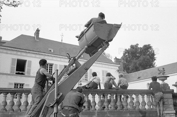 Spectateurs observant les répétions d'Yves Montand dans son jardin d'Autheuil Authouillet  (1958)