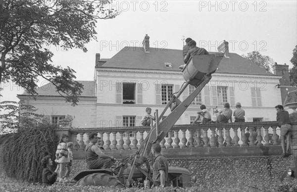 Spectateurs observant les répétions d'Yves Montand dans son jardin d'Autheuil Authouillet  (1958)
