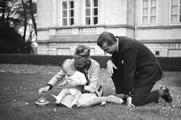 La princesse Paola de Belgique, le prince Albert et leur fils le prince Philippe