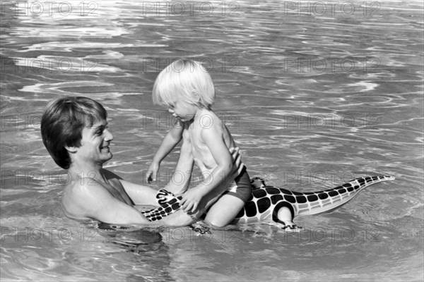 Claude François en famille dans son moulin de Dannemois