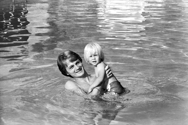 Claude François en famille dans son moulin de Dannemois