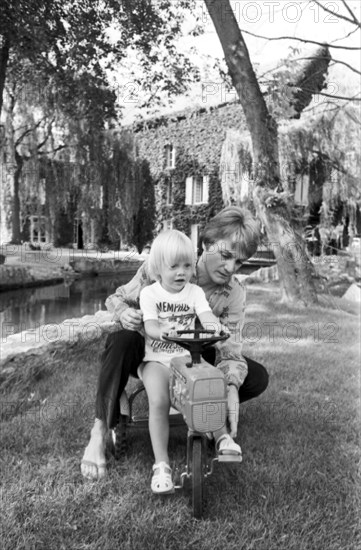 Claude François en famille dans son moulin de Dannemois