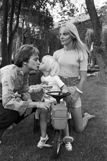 Claude François en famille dans son moulin de Dannemois