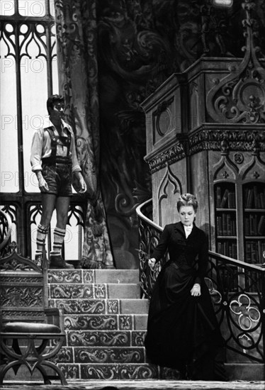 Représentation de la pièce "L'Aigle à deux têtes", 1960