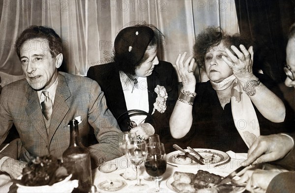 De gauche à droite, Cocteau, Mme Bidault, Colette, février 1950