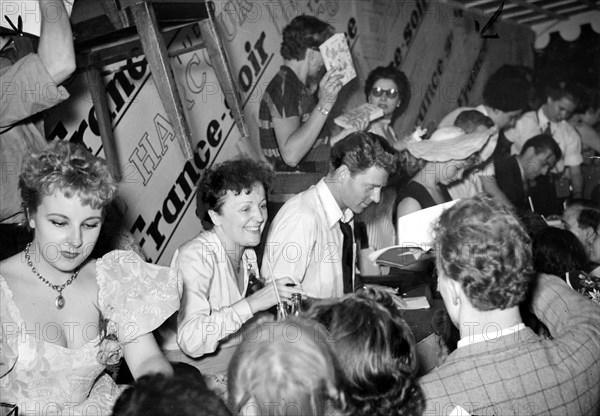 Piaf entre Maria Vincent et Jean-Pierre Aumont à la Kermesse aux Etoiles, 1952