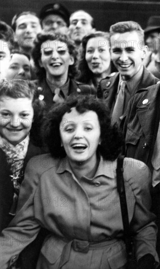 Piaf at the St. Lazare railway station, leaving for the United States, 1947