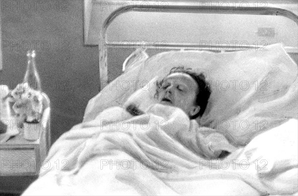 Edith Piaf à l'hopital de Rambouillet après son accident de voiture, 7 septembre 1958