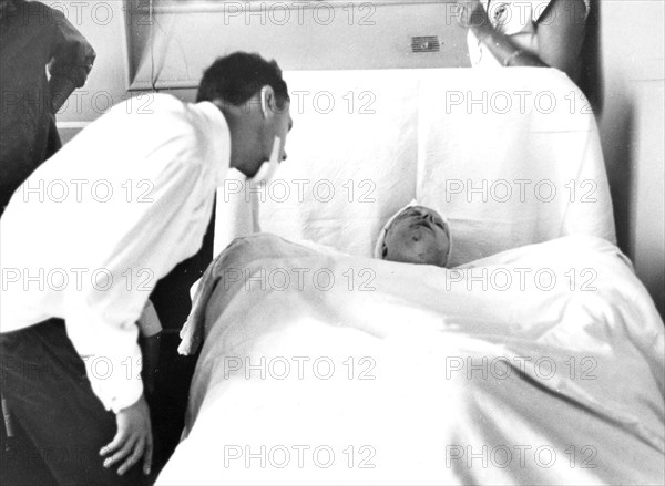 Edith Piaf à l'hopital de Rambouillet après son accident de voiture, 7 septembre 1958