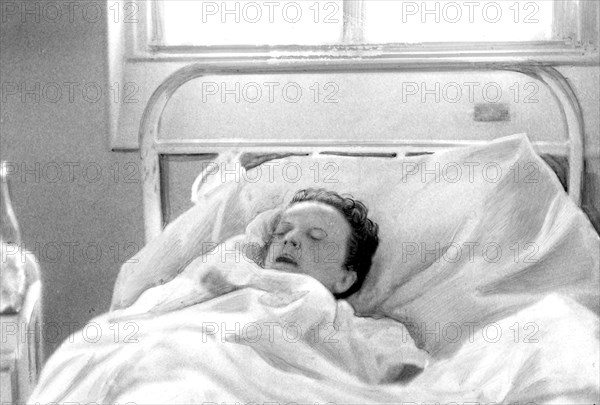 Edith Piaf à l'hopital de Rambouillet après son accident de voiture, 7 septembre 1958