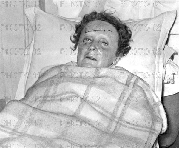 Edith Piaf à l'hopital de Rambouillet après son accident de voiture, 7 septembre 1958