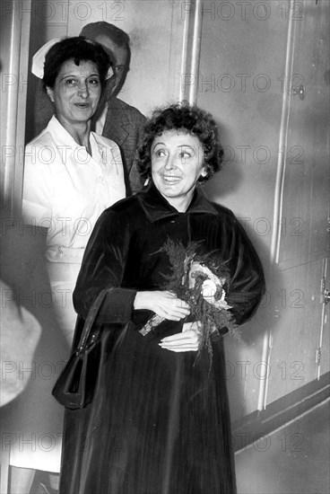 Piaf leaving the American Hospital, October 15, 1959