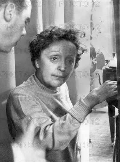 Piaf épuisée, après un concert à Dreux, décembre 1959