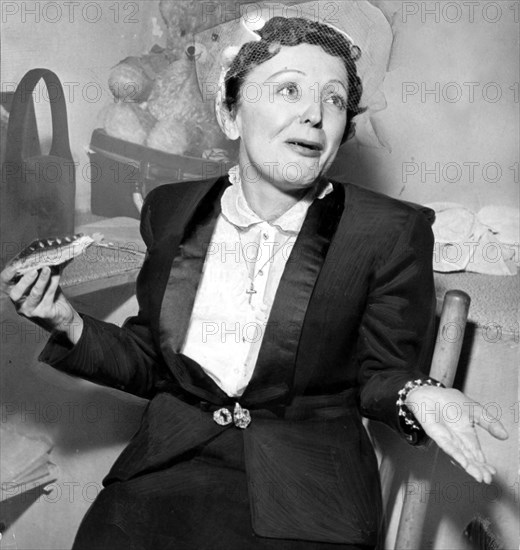 Piaf choisie comme reine par son mari Jacques Pils lors de la fête des Rois, 1955