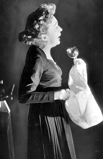 Piaf breaking a glass while singing 'Les amants d'un jour', December 1959