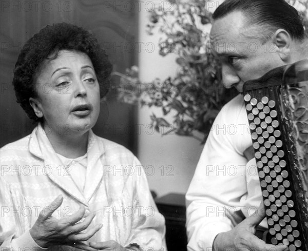 Piaf avec son accordéoniste, Marc Brunel, septembre 1960