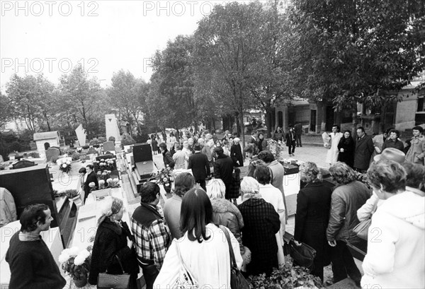 Piaf, défilé sur sa tombe au Père Lachaise lors de ses funérailles