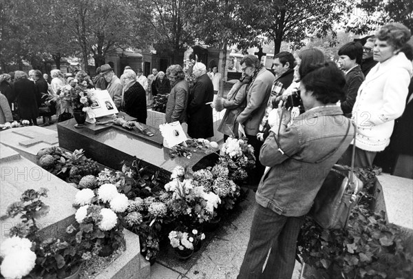 Piaf, défilé sur sa tombe au Père Lachaise lors de ses funérailles