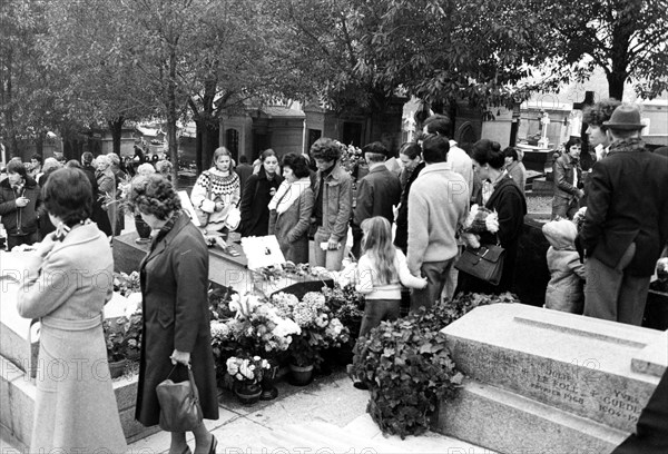 Piaf, défilé sur sa tombe au Père Lachaise lors de ses funérailles