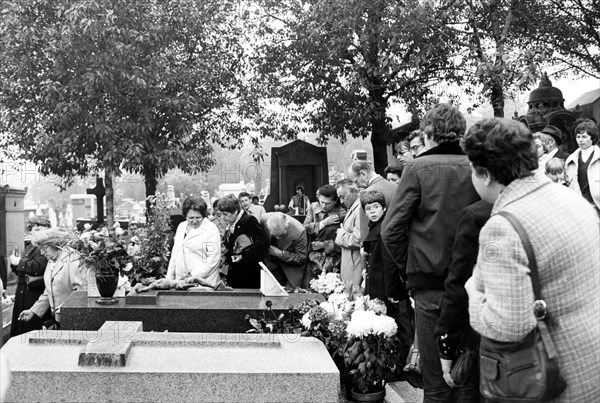 Piaf, défilé sur sa tombe au Père Lachaise lors de ses funérailles