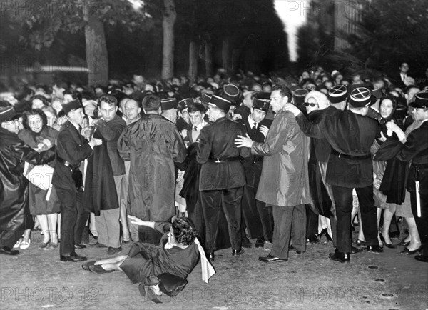 Piaf, ses admirateurs se pressent devant son domicile à l'annonce de sa mort.
