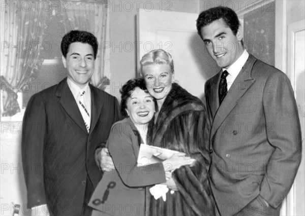 Piaf, à Chicago entre Jacques Pills, Ginger Rogers et Jacques Bergerac