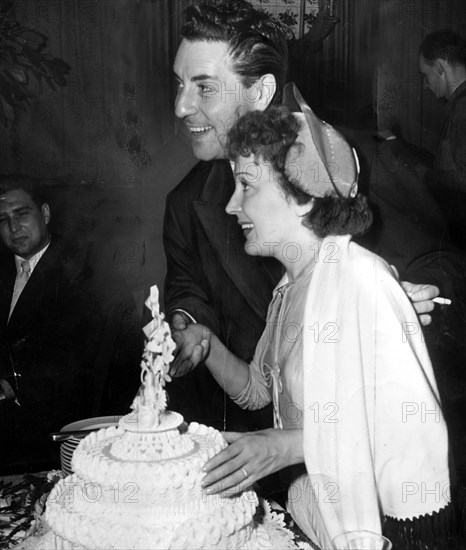 Piaf et Jacques Pills, their wedding cake, July 1952