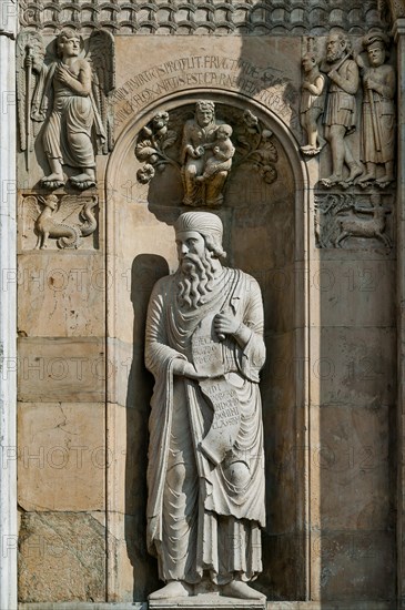 Façade de la Cathédrale de Fidenza en Italie