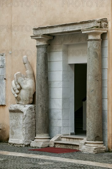 Vestiges du colosse de Constantin à Rome