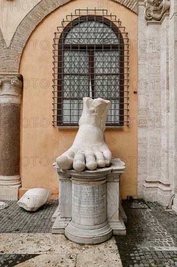 Vestiges du colosse de Constantin à Rome