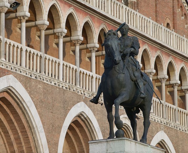 Piazza del Santo, veduta della Basilica di S. Antonio. In primo piano