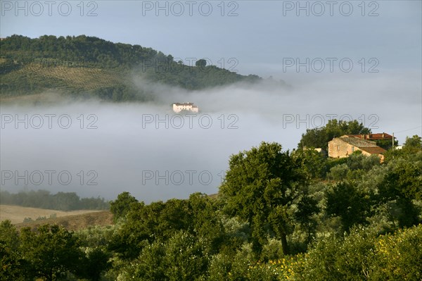 Hills in the clouds near Saragano, Umbria, Italie