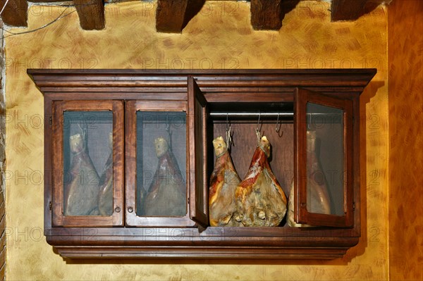 Cabinet showing prosciutto in Montefalco (PG), Umbria, Italia-Italie