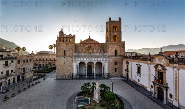 Monreale Cathedral: view of the facade and the square in front