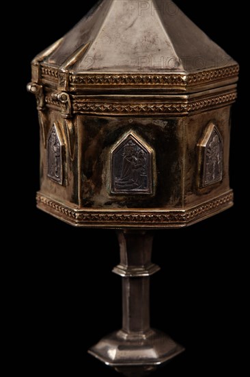 Monreale Cathedral, Diocesan Museum: polygonal pyx in gilded and embossed silver