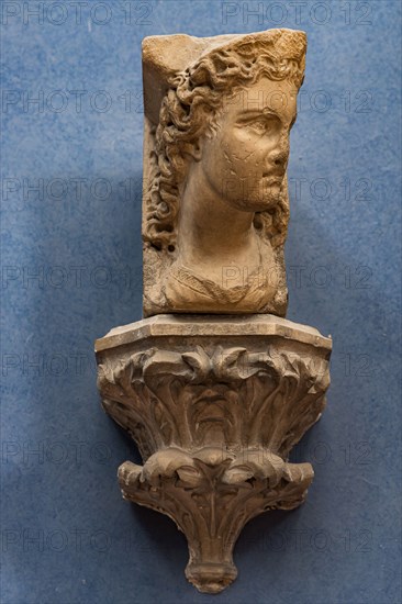 Pisano: 'Bracket female head"