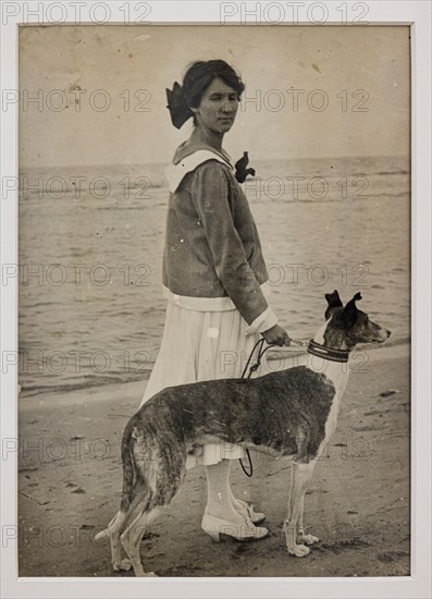 “Ragazza sulla spiaggia con levriero"