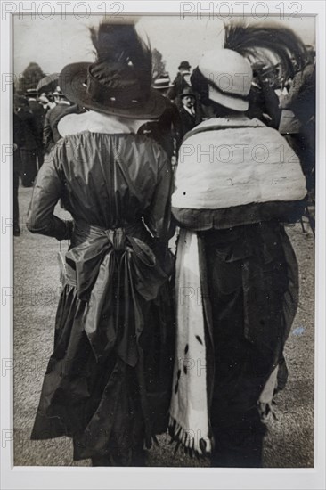 “Ragazze di spalle con cappello piumato"