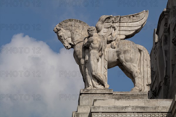 Statue sur la façade de la gare centrale de Milan