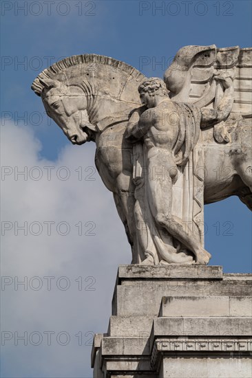Statue sur la façade de la gare centrale de Milan