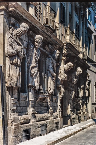 Casa degli Omenoni (1565), casa-studio dello scultore Leone Leoni