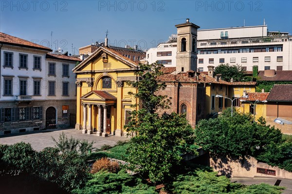Veduta di Piazza Borromeo e della facciata della Chiesa di  S.Maria Podone.
