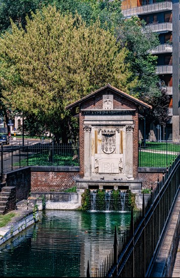 Una delle dodici conche (chiuse) in via Conca del Naviglio.