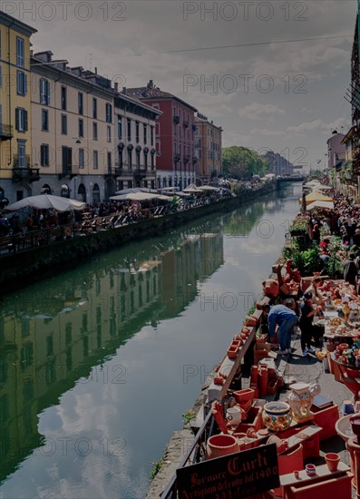 Veduta del Naviglio Grande durante la festa dei “Navigli in fiore”.