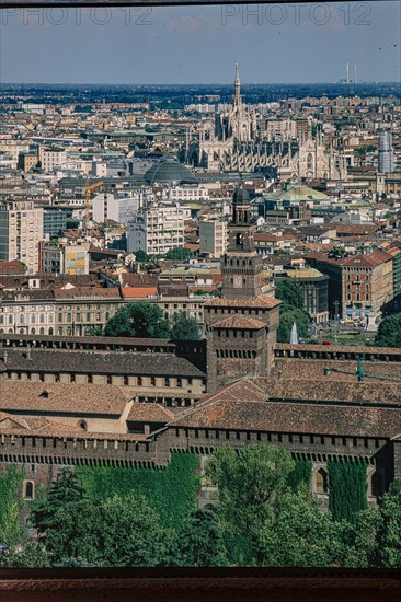 Veduta di Milano dalla Torre Branca. In primo piano il Castello Sforzesco.