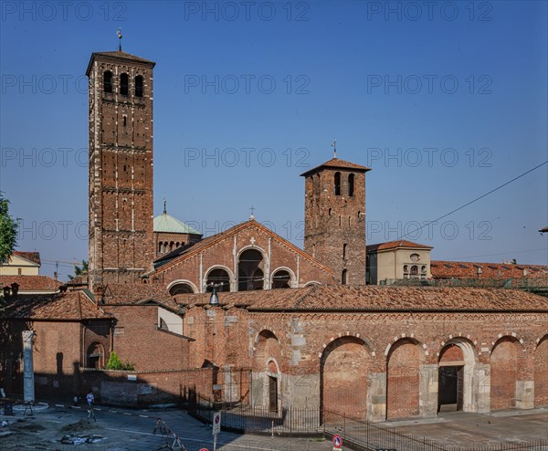 Veduta della Basilica di S.Ambrogio con l’atrio e i due campanili.