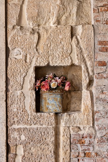 Vicenza: flower vase in a niche