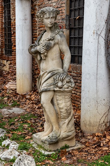 Vicenza: bust of a statue in the courtyard of the Olympic Theatre.